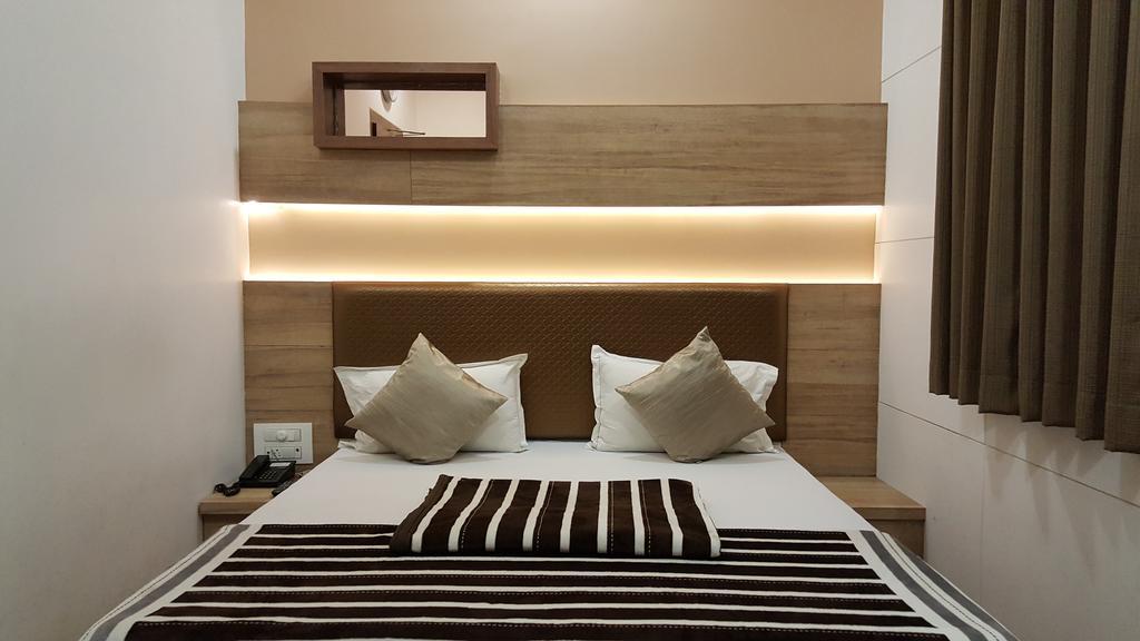 Hotel Oasis Bombay Extérieur photo