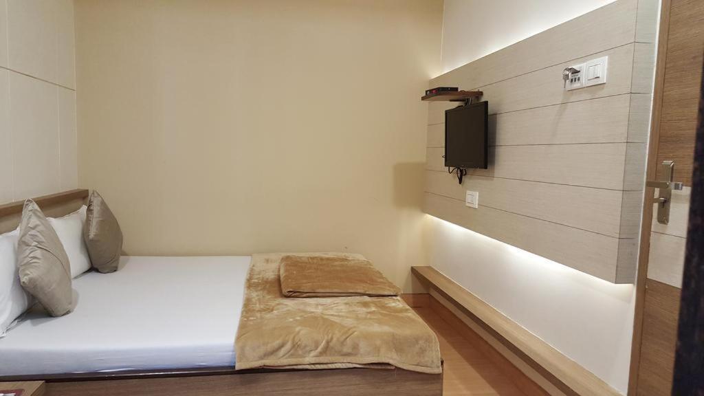 Hotel Oasis Bombay Extérieur photo